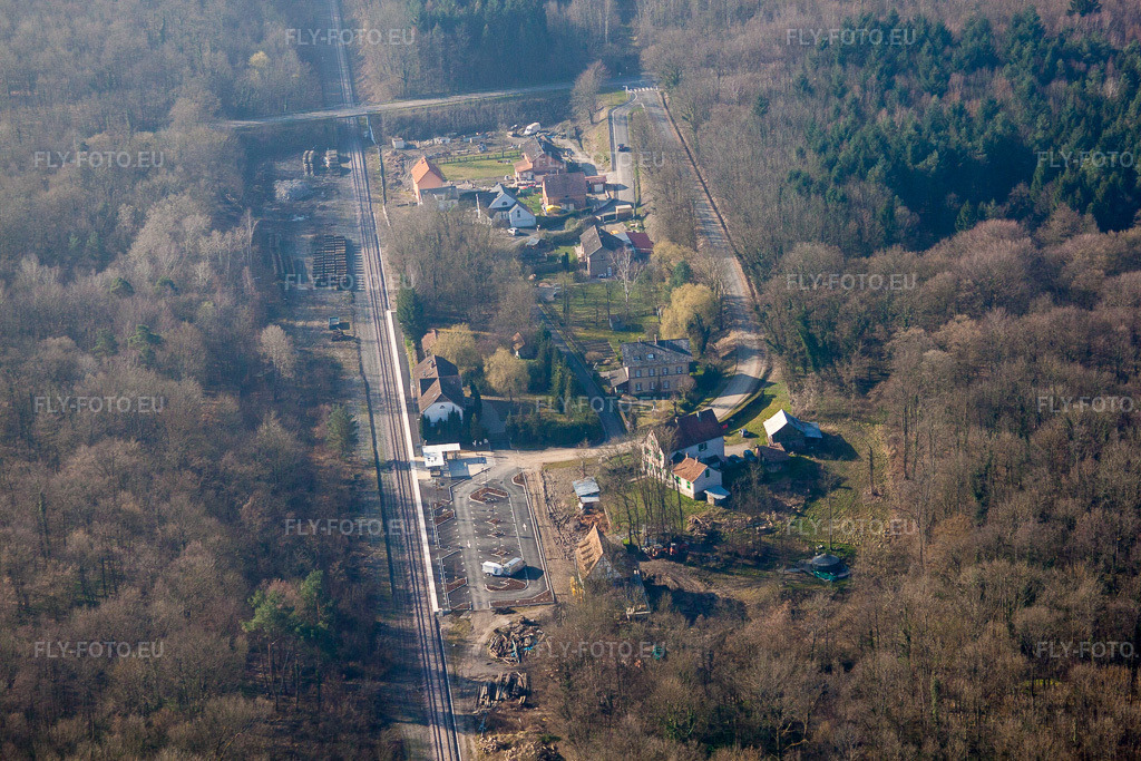 Vue aérienne: Gare ferroviaire à Surbourg dans le département Bas Rhin, France. Photo: IMG_62773.jpg prise le 09/03/2014 par Werner Riehm/FLY-FOTO.eu – Résolution de l'original: 4752 x 3168 px