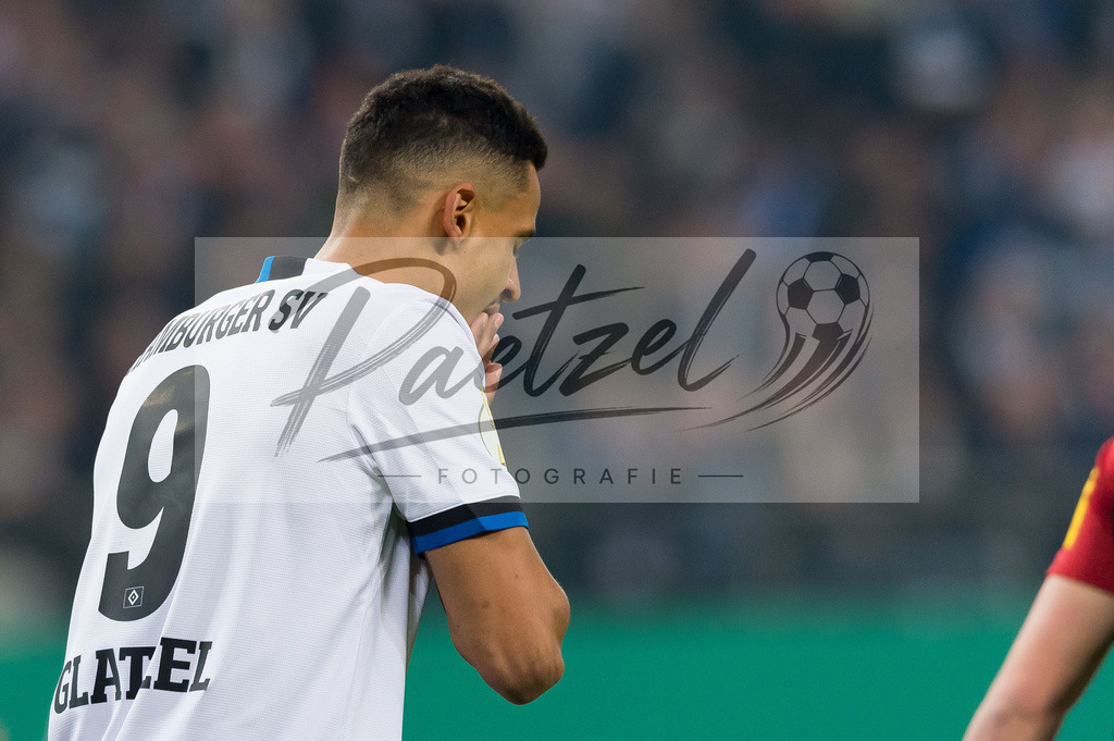 HSVSCF20220419_070 | Fussball, Herren: Robert Glatzel (Hamburger SV) enttaeuscht beim DFB-Pokal-Halbfinalspiel zwischen Hamburger SV und SC Freiburg im Volksparkstadion am 19.04.2022 in Hamburg, Deutschland.DFB / DFL REGULATIONS PROHIBIT ANY USE OF PHOTOGRAPHS AS IMAGE SEQUENCES AND/OR QUASI-VIDEO. - Realisiert mit Pictrs.com