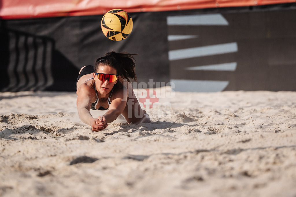 Beachvolleyball | Frauen | Allianz German Beach Tour 2025 | Tourstop Bremen | 14.06.2025 | Sophia Neuss springt zum Ball
