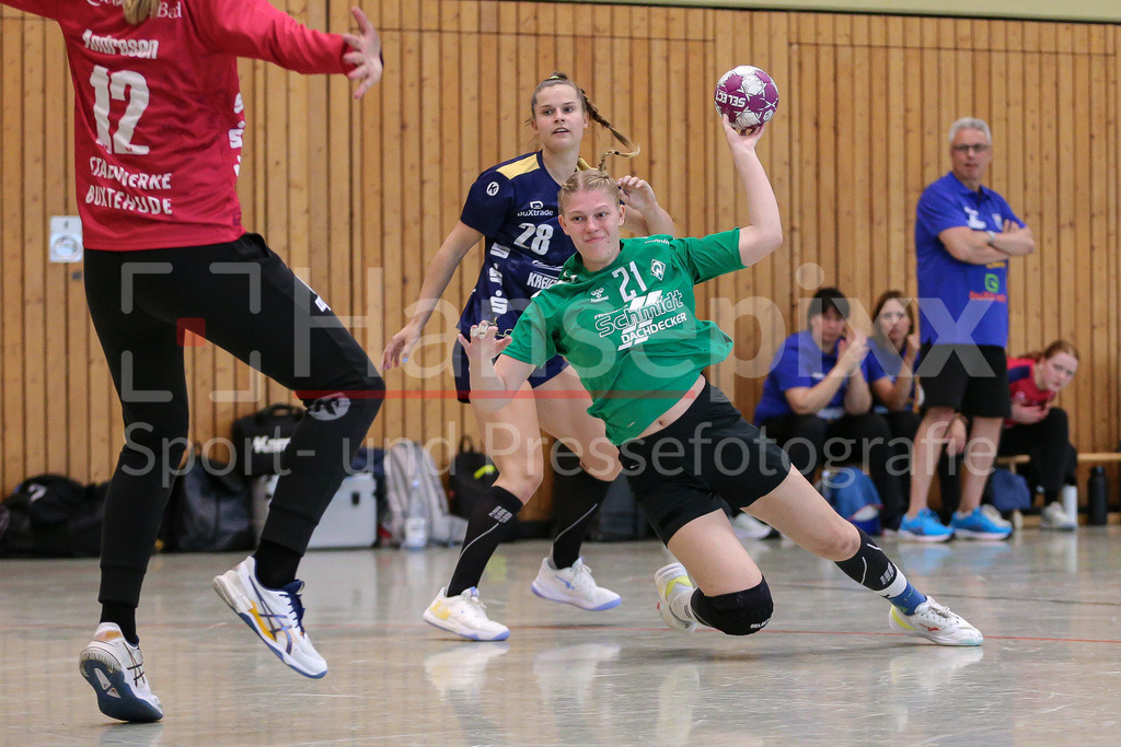 Handball, Testspiel Frauen, Buxtehuder SV - SV Werder Bremen | v.li.: Jana Lüdersen (SV Werder Bremen, 21) beim Wurf, am Ball, Spielszene, Aktion, Action