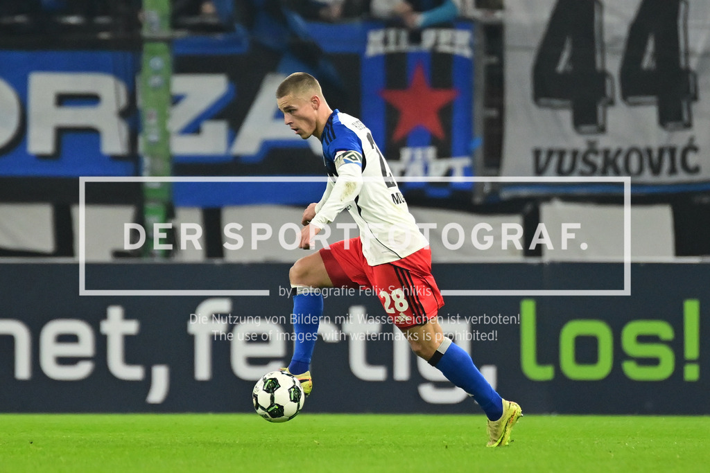 Fußball I Herren I Saison 2025-2026 I DFB-Pokal I Achtelfinale I Hamburger SV - Holstein Kiel I 39226 | Einzelfoto, Freisteller, Einzelbild, Cut-out, isoliertes Motiv, Sportaufnahme, Nahaufnahme, freigestellt, freigestellte Aufnahme, Aufnahme, Einzeln: Miro Muheim (28, Hamburger SV) - Realisiert mit Pictrs.com