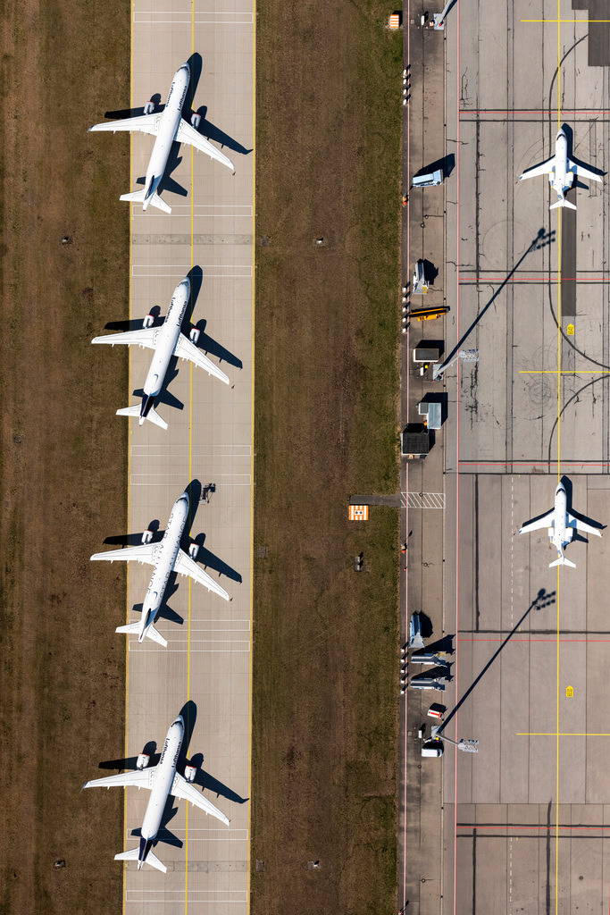 dr__0052078.jpg | MüNCHEN-FLUGHAFEN 23.04.2020 Start- und Landebahnen mit Rollwegen Hangaranlagen und Terminals auf dem Gelände des Flughafen München, Flugzeuge Parken aufgrund des Coronalockdowns auf dem Rollweg in München-Flughafen im Bundesland Bayern, Deutschland. // Runway with hangar taxiways and terminals on the grounds of the airport Muenchen, Flugzeuge Parken aufgrund of Coronalockdowns on Rollweg in Muenchen-Flughafen in the state Bavaria, Germany. Foto: Daniel Reiter