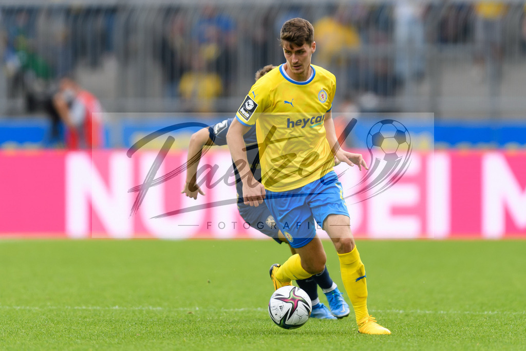 EBSTSV20210828_148 | Fussball, Herren: Danilo Wiebe (Eintracht Braunschweig) in Aktion, am Ball, Einzelaktion beim Spiel der 3. Liga zwischen Eintracht Braunschweig und TSV 1860 Muenchen im Eintracht-Stadion am 28.08.2021 in Braunschweig, Deutschland.DFB / DFL REGULATIONS PROHIBIT ANY USE OF PHOTOGRAPHS AS IMAGE SEQUENCES AND/OR QUASI-VIDEO. - Realisiert mit Pictrs.com