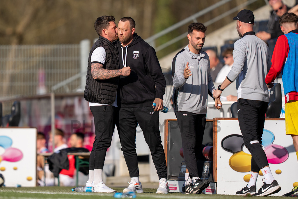 SG Sonnenhof Großaspach vs. KSV Hessen Kassel, Fussball, Regionalliga Südwest, 23. Spieltag, Saison 2025/2026, 07.03.2026 | Pascal Reinhardt (Trainer SG Sonnenhof Großaspach) und Julian Schieber (sportilicher Leiter SG Sonnenhof Großaspach),SG Sonnenhof Großaspach vs. KSV Hessen Kassel, Fussball, Regionalliga Südwest, 23. Spieltag, Saison 2025/2026, 07.03.2026Foto: photosbyphips/Philip Ziegler