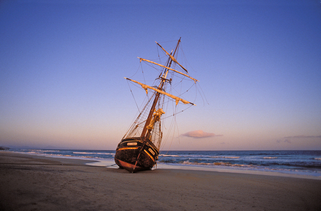RoseofSharon_03151a | Wrack des gestradeten Segelschiffes am Strand von Costa Calma, Fuerteventura im Abendlicht.