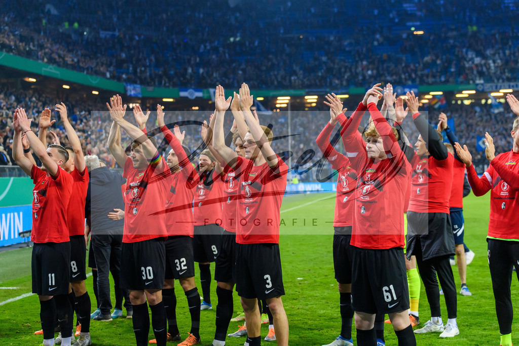 HSVSCF20220419_171 | Fussball, Herren: . Spieler von SC Freiburg Schlussjubel, jubelt nach dem 1:3 Sieg beim DFB-Pokal-Halbfinalspiel zwischen Hamburger SV und SC Freiburg im Volksparkstadion am 19.04.2022 in Hamburg, Deutschland.DFB / DFL REGULATIONS PROHIBIT ANY USE OF PHOTOGRAPHS AS IMAGE SEQUENCES AND/OR QUASI-VIDEO. - Realisiert mit Pictrs.com