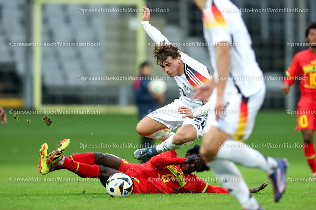 WUP14102401022 | 14.10.2024, Fußball, U20 Länderspiel Deutschland - Ghana, Stadion am Zoo, Wuppertal, Saison 2024 2025: Maurice Krattenmacher (GER #20) wird von Mahmoud Mohaison (Ghana #6) gefoult. Foul Foulspiel Zweikampf