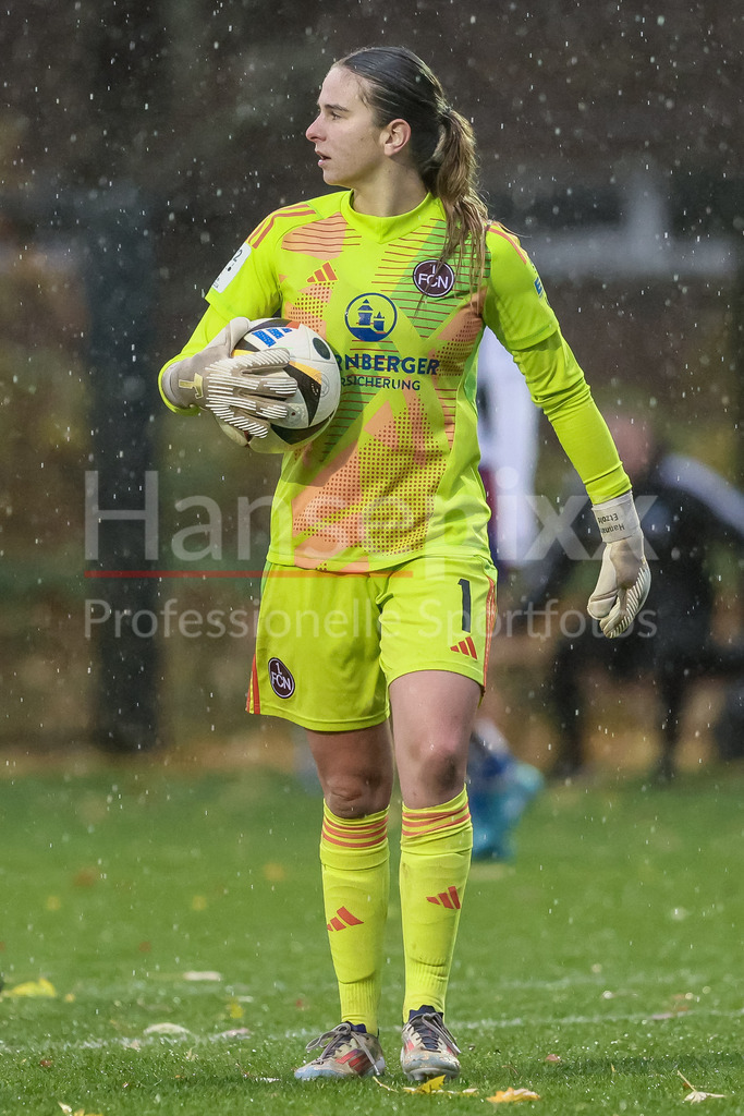 Fussball, 2. Frauen-Bundesliga, Hamburger SV - 1. FC Nürnberg | v.li.: Hannah Etzold (Torhüterin, Torwart, 1. FC Nürnberg, 1) am Ball, Einzelbild, Ganzkörper, Aktion, Action, Spielszene, DIE DFB-RICHTLINIEN UNTERSAGEN JEGLICHE NUTZUNG VON FOTOS ALS SEQUENZBILDER UND/ODER VIDEOÄHNLICHE FOTOSTRECKEN. DFB REGULATIONS PROHIBIT ANY USE OF PHOTOGRAPHS AS IMAGE SEQUENCES AND/OR QUASI-VIDEO.