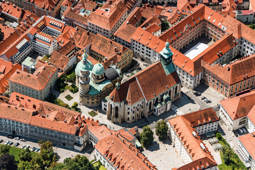 dr__0012227.jpg | GRAZ 20.07.2018 Kirchengebäude des Domes der Domkirche zum Heiligen Ägydius und die Katholische Kirche mit dem Mausoleum von Ferdinand dem II in Graz in Steiermark, Österreich. // Church building of the cathedral of of Domkirche zum Heiligen Aegydius and die Katholische Kirche with dem Mausoleum von Ferdinand dem II in Graz in Steiermark, Austria. Foto: Daniel Reiter