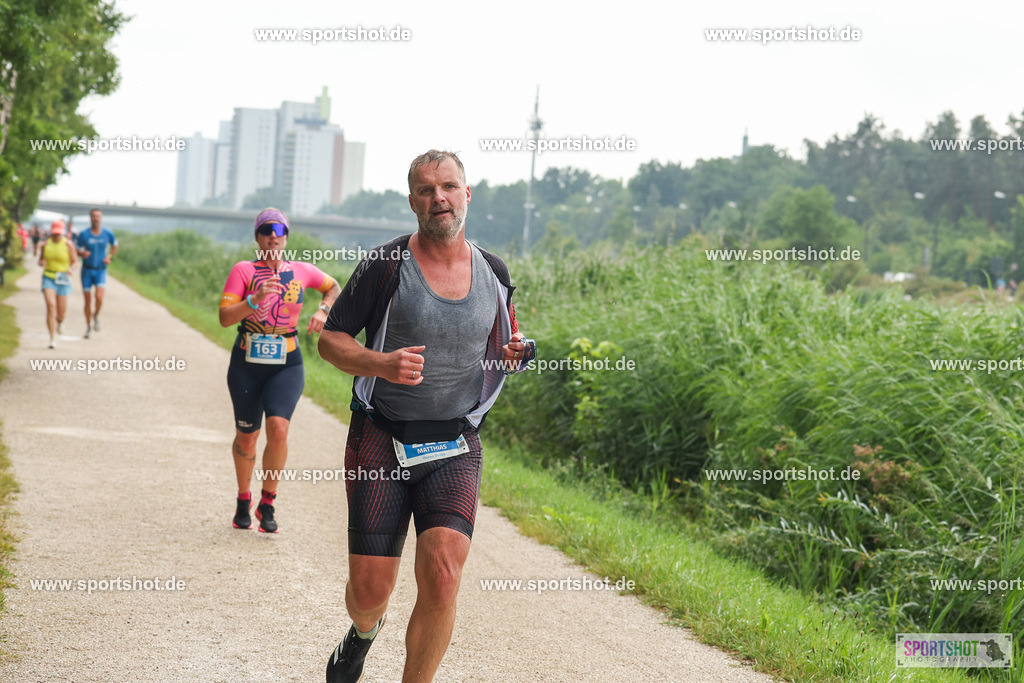 LUR_1671 | 34. M-net Erlanger Triathlon 2025 #erlangertriathlon  #mnettriathlon2025 #mnettriathlon #team #olympischedistanz #mitteldistanz #triathlon #maindonaukanal  #erlangertriathlon2025 #yourpictrs #tv1848 #tv1848erlangen  #triathlonbayern #sportinerlangen #demsportverbunden #sportshot_your_pictrs Copyright: www.sportshot.de