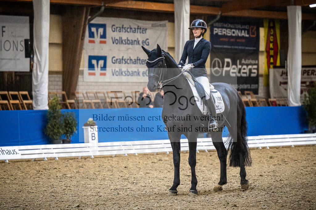 DOS_2510 | Entdecke hochwertige Reitturnierfotos von Foto Oger. Professionell, emotional und authentisch – jetzt Lieblingsmomente im Shop bestellen.Deutschlandweite Turnierfotografie. - Realisiert mit Pictrs.com