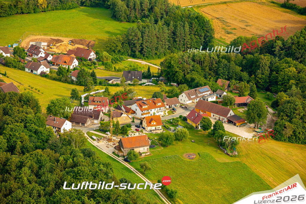 Das Luftbild zeigt : Hühnerloh Gößweinstein - Die Luftaufnahme wurde 2024 vom UL-Flugzeug aus erstellt ( keine Drohne ) - Hochauflösende Luftaufnahme - Für grossformatige Ausdrucke geeignet. Die Geschenkidee !Mit Lizenz und Bildrechte bestellbar