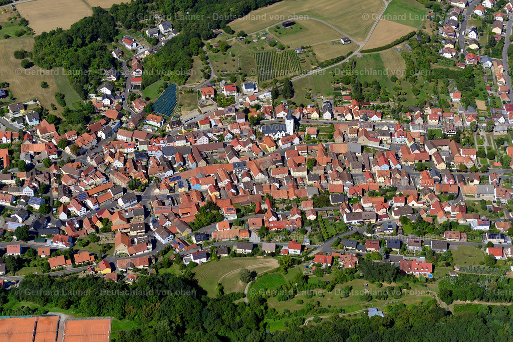 3650308 | THEILHEIM 31.08.2016 Ortsansicht am Rande von landwirtschaftlichen Feldern und Nutzflächen  in Theilheim im Bundesland Bayern, Deutschland // Village view on the edge of agricultural fields and land  in Theilheim in the state Bavaria, Germany Foto: Gerhard Launer