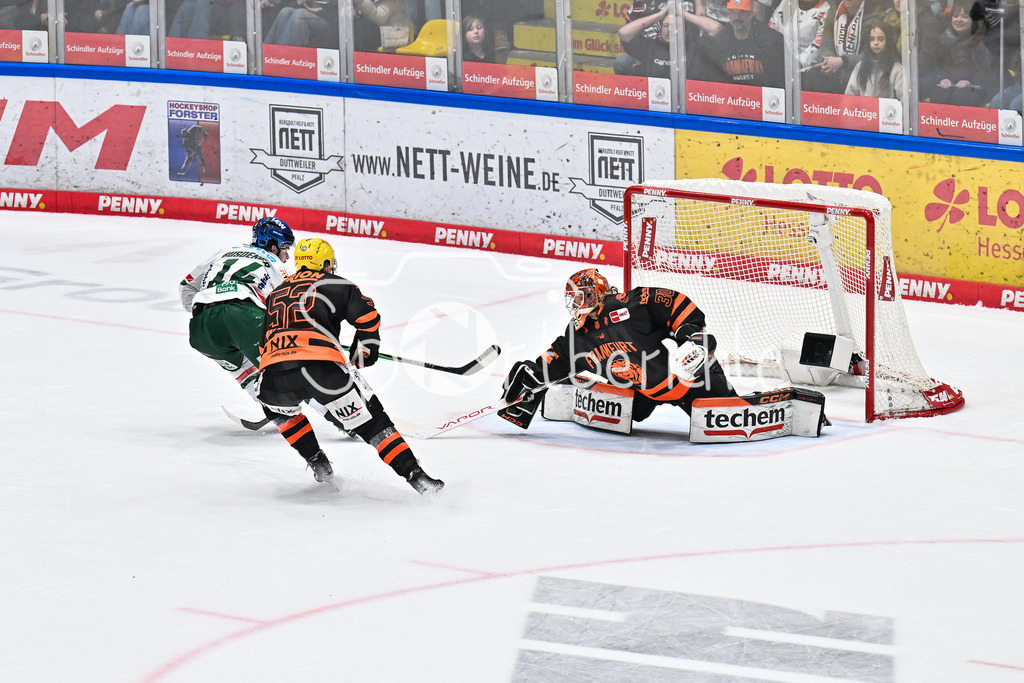 Löwen Frankfurt - Augsburger Panther | FRANKFURT, GERMANY - 19. DECEMBER: in dieser Szene erzielt D. J. BUSDEKER (Augsburger Panther 14) den Siegtreffer zum 3-4 in der Verlängerung / Tor / Torschuetze / Freude / Happy während dem Match zwischen den Löwen Frankfurt und den Augsburger Panthern am 29. Spieltag der Penny DEL in der Eissporthalle Frankfurt