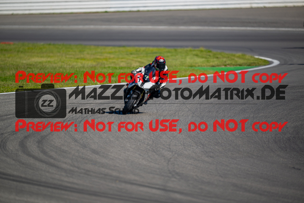 MaZZes-Fotomatrix-20260523-113364 | GRUEN
