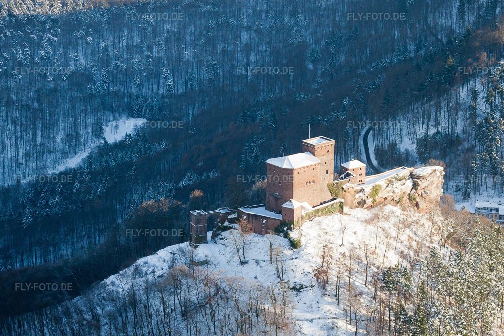 Luftbild: Burg Trifels im Schnee in Annweiler am Trifels im Bundesland Rheinland-Pfalz in Deutschland. Foto: IMG_36398.jpg vom 03.01.2011 durch Werner Riehm/FLY-FOTO.de
