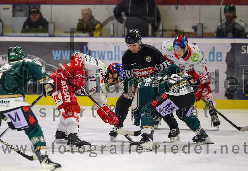 2025-11-16_084_TSV_Erding_gegen_Selber_Woelfe | Erding, Deutschland, 16.11.2025:Eishockey, Oberliga Süd 2025 / 2026, 17. Spieltag, TSV Erding gegen Selber Wölfe, Endergebnis: 3:1Daniel Weiß (Selber Wölfe, #57), Dennis Henter (Erding Gladiators, #19), Marcel Tabert (Selber Wölfe, #60)Foto: Christian Riedel / fotografie-riedel.net
