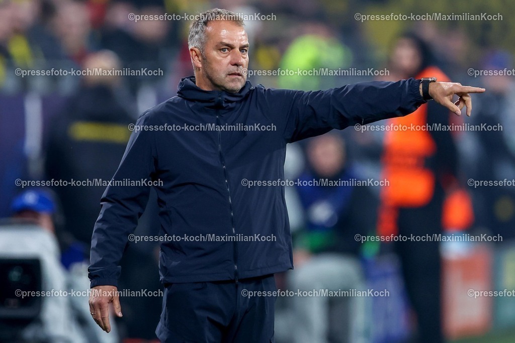 UCL1504251130 | 15.04.2025, Fußball, UEFA Champions League, Borussia Dortmund - FC Barcelona, BVB Stadion, Viertelfinale, Saison 2024 2025: Cheftrainer Hansi Flick (FC Barcelona #hc) gestikulierend an der Seitenlinie Regulations prohibit any use of photographs as image sequences and or quasi-video.