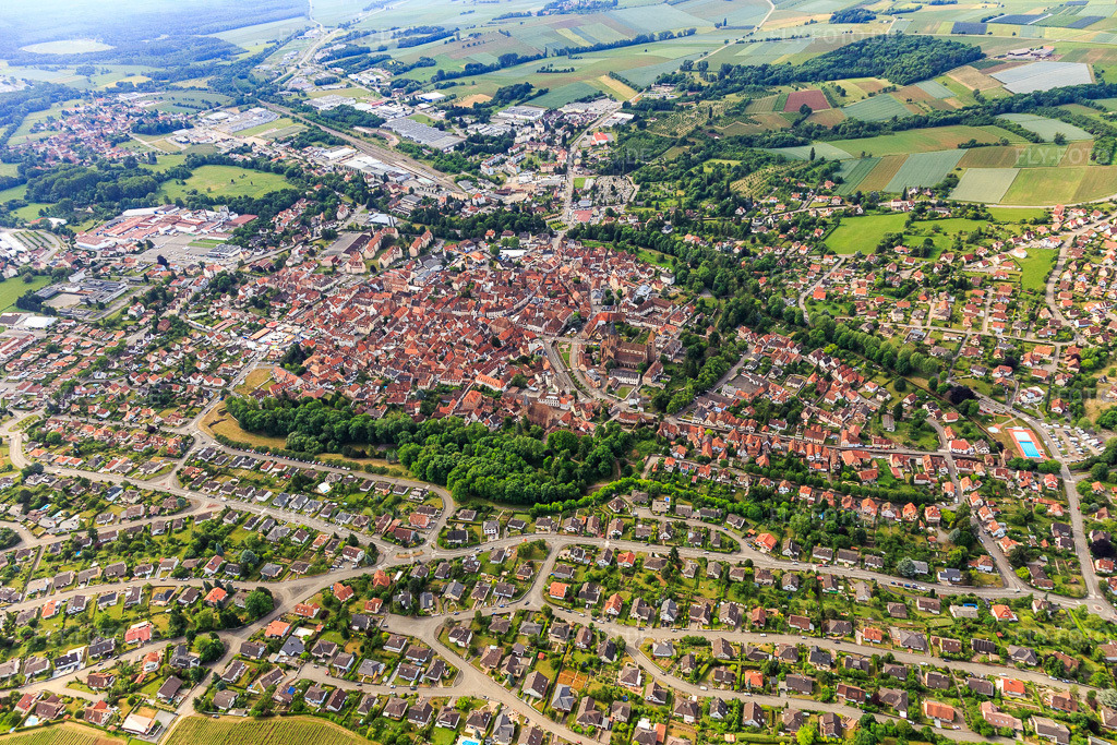 Luftbild: Stadtübersicht aus Norden in Wissembourg im Bundesland Bas-Rhin in Frankreich. – Foto: IMG_100687.jpg vom 05.06.2017 durch Werner Riehm/FLY-FOTO.de – Auflösung des Originals: 5472 x 3648 px