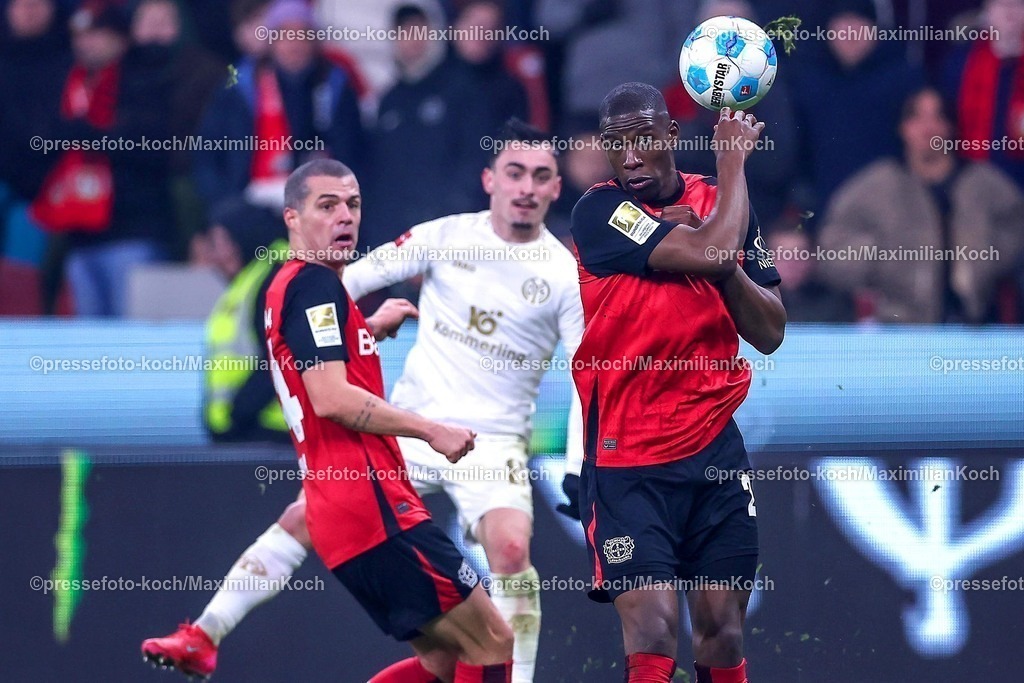 Lev14012501129 | 14.01.2025, Fußball, Bayer 04 Leverkusen - 1. FSV Mainz 05, 1. Fußball Bundesliga, 17. Spieltag, BayArena, Saison 2024 2025: Nordi Mukiele (Bayer04 Leverkusen #23) verteidigt gegen Paul Nebel (Mainz #8)DFB regulations prohibit any use of photographs as image sequences and or quasi-video.