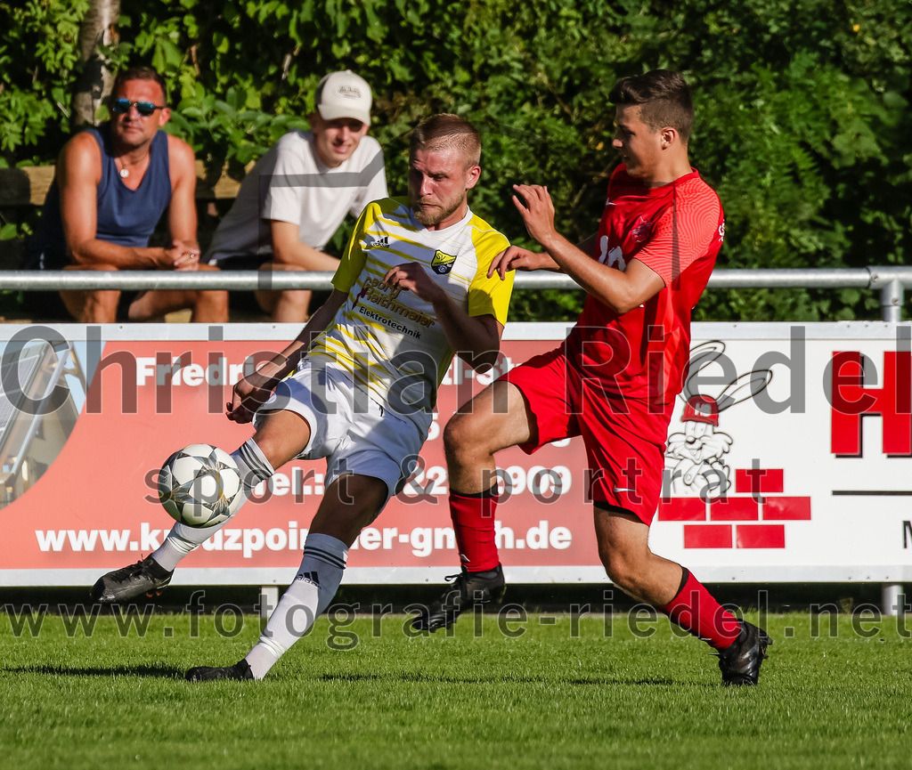 2023-08-18_029_SpVgg_Eichenkofen_gegen_FC_Langenpreising | Erding, Deutschland, 18.08.2023:
Fußball, A-Klasse 2023 / 2024, 3. Spieltag, SpVgg Eichenkofen gegen FC Langenpreising, Endergebnis: 0:2

k.A. (SpVgg Langenpreising, #8), Julian Niedermair (SpVgg Eichenkofen, #17)

Foto: Christian Riedel / fotografie-riedel.net