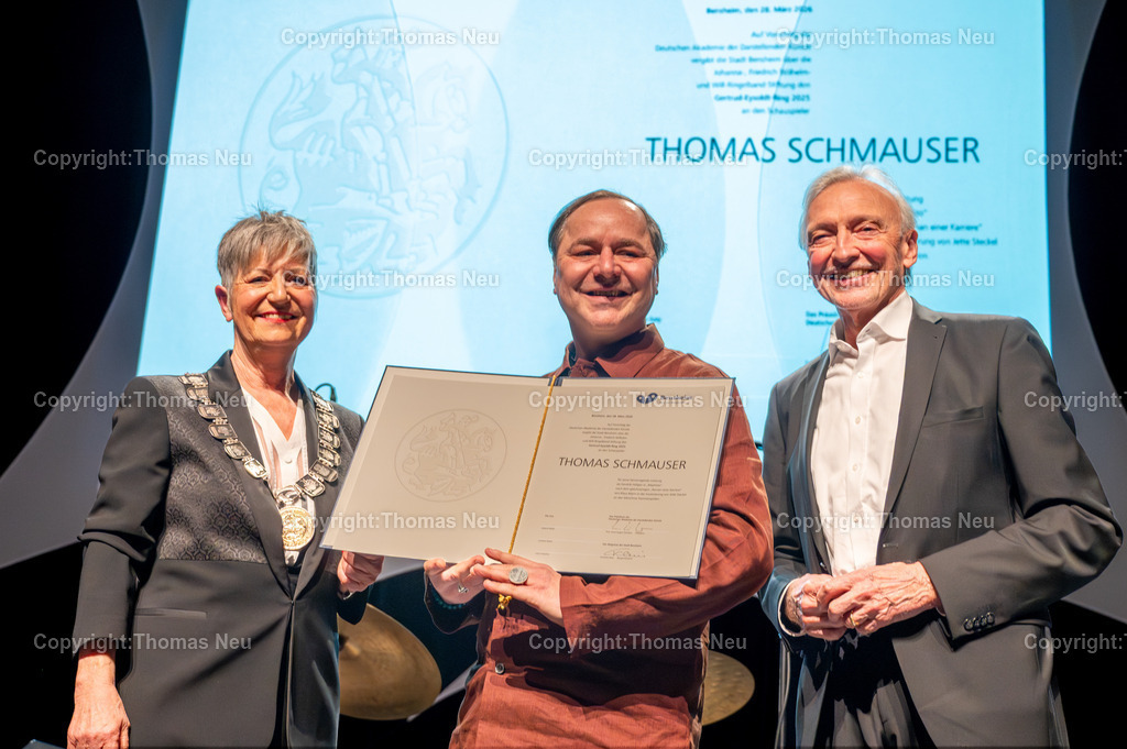 eysoldt-ring-thomas-schmauser-bensheim-fotografie-thomas-neu.jpg-52 | Im Parktheater Bensheim fand am 28. März 2026 die Verleihung des Eysoldt-Rings 2025 statt – eine der bedeutendsten Auszeichnungen für Schauspielkunst im deutschsprachigen Raum. Der Preis ging an Thomas Schmauser, der für seine herausragende darstellerische Leistung geehrt wurde. Bild zeigt den Präsidenten der Deutschen Akademie der Darstellenden Künste Prof. Hans-Jürgen Drescher, die Bensheimer Bürgermeisterin  Christine Klein und Thomas Schmauser ,Bild: Thomas Neu