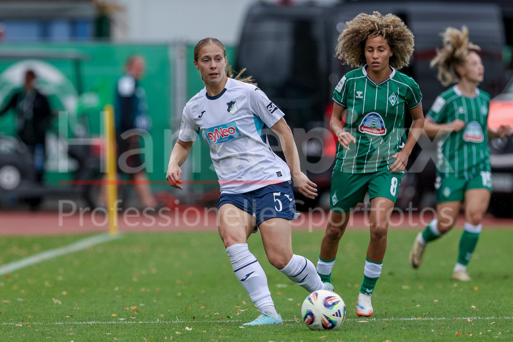 Fussball, Google Pixel Frauen-Bundesliga, SV Werder Bremen - TSG 1899 Hoffenheim | v.li.: Jamilla Rankin (TSG 1899 Hoffenheim, 5) am Ball, Einzelbild, Ganzkörper, Aktion, Action, Spielszene, Amira Arfaoui (SV Werder Bremen, 8), DIE DFB-RICHTLINIEN UNTERSAGEN JEGLICHE NUTZUNG VON FOTOS ALS SEQUENZBILDER UND/ODER VIDEOÄHNLICHE FOTOSTRECKEN. DFB REGULATIONS PROHIBIT ANY USE OF PHOTOGRAPHS AS IMAGE SEQUENCES AND/OR QUASI-VIDEO.