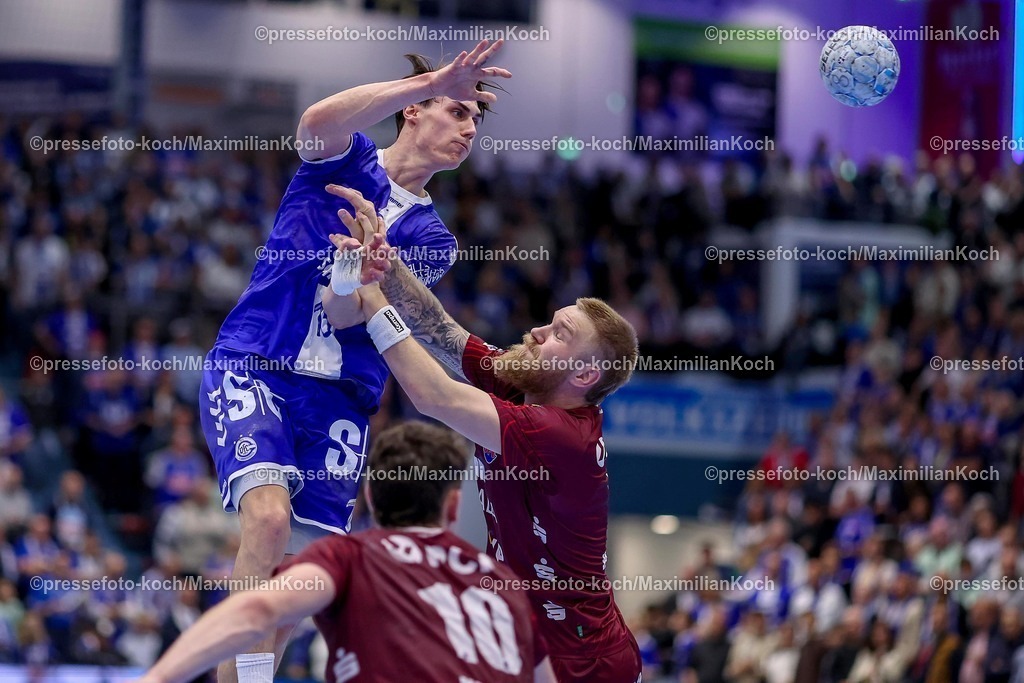 Gum25042501104 | 25.04.2025, Handball, HBL, VfL Gummersbach - 1. VfL Potsdam, Schwalbe-Arena: Miro Schluroff (GUM #15) gegen Emil Hansson (VfL Potsdam #02) 