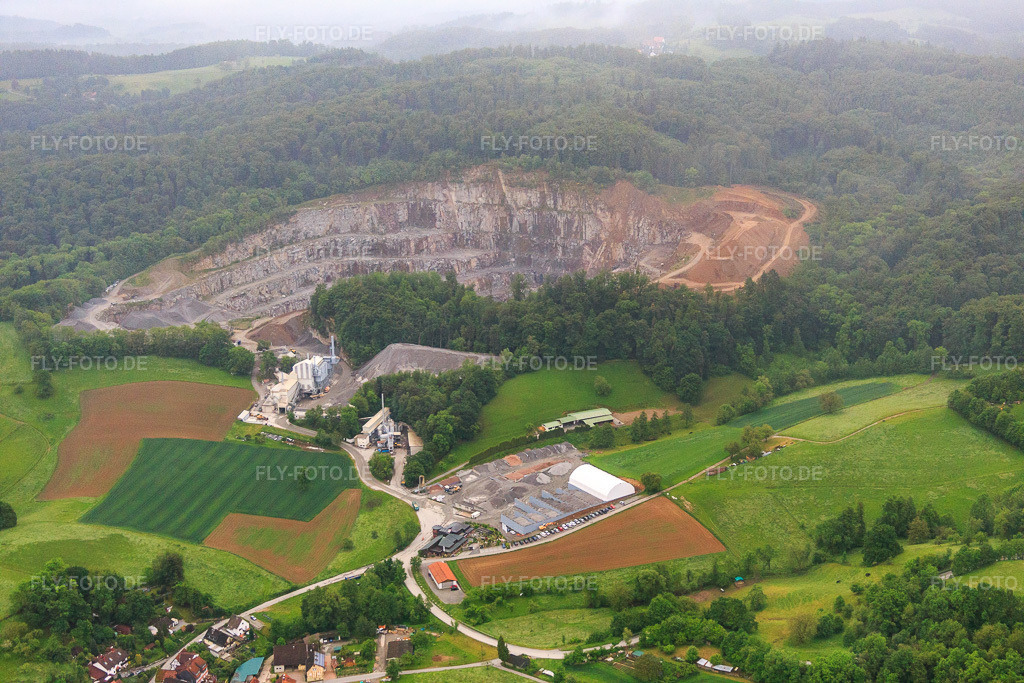 Luftbild: Steinbruch von Röhrig granit GmbH im Morgendunst im Ortsteil Sonderbach in Heppenheim im Bundesland Hessen in Deutschland. Foto: IMG_089229.jpg vom 25.05.2016 durch Werner Riehm/FLY-FOTO.deRöhrig Granit - Innovationen im Einklang mit der Natur