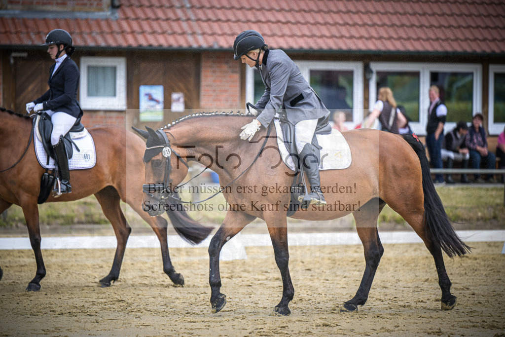 DOS_9126 | Entdecke hochwertige Reitturnierfotos von Foto Oger. Professionell, emotional und authentisch – jetzt Lieblingsmomente im Shop bestellen.Deutschlandweite Turnierfotografie. - Realisiert mit Pictrs.com