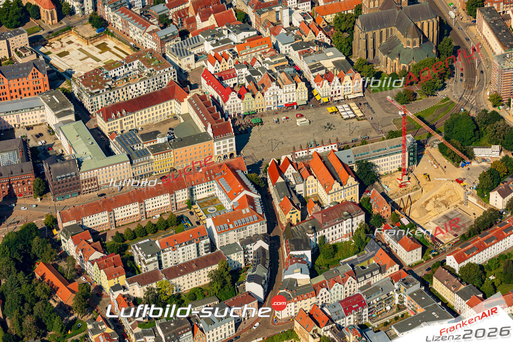 Schrägluftbild  Rathaus  Rostock - Das Luftbild wurde 2025 vom UL-Flugzeug heraus erstellt (ohne Drohne- keine Drohnenaufnahme ) - Hochauflösende Luftaufnahme -Nicht vergleichbar mit Google Maps oder Satelittenbilder- Die Geschenkidee !Mit Lizenz und Bildrechte bestellbar