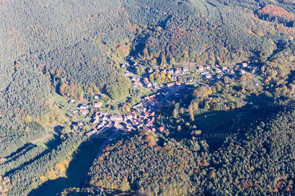 Luftbild: Ortsansicht von Westen in Darstein im Bundesland Rheinland-Pfalz in Deutschland. Foto: IMG_104019.jpg vom 14.10.2017 durch Werner Riehm/FLY-FOTO.de
