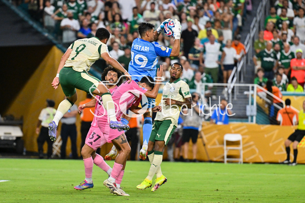 Inter Miami CF - Palmeiras Sao Paulo | Oscar USTARI (Inter Miami 19) faengt eine Flanke ab / FIFA Club World Cup: Inter Miami CF - Palmeiras Sao Paulo, Hard Rock Stadium am 23.06.2025 / NOT FOR SALE IN USA