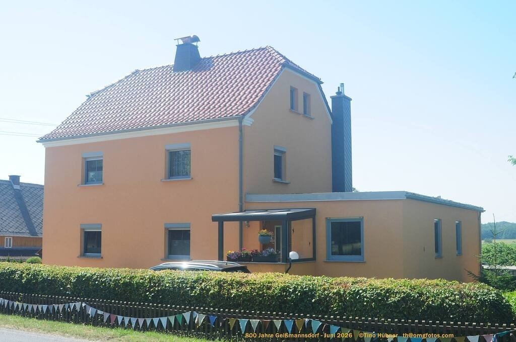 Geißmannsdorf-2026-Ortsbilder-066 | Geißmannsdorf bei Bischofswerda im Sommer 2026. Ein fotografischer Streifzug durch das Dorf Geißmannsdorf, mit Gebäuden, Straßen, Strohpuppen und geschmückten Vorgärten und Grundstücken anlässlich der 800-Jahr-Feier von Geißmannsdorf im Juni 2026 - Realisiert mit Pictrs.com