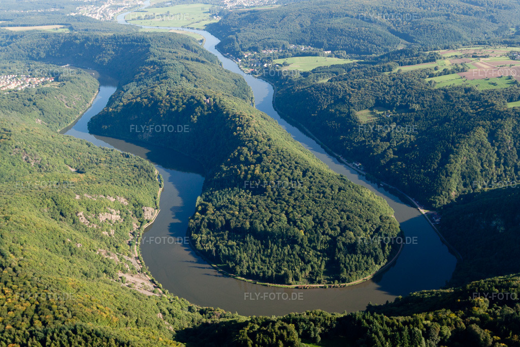 Luftbild: Die Saarschleife in der Gemeinde Mettlach. Der Fluss zieht hier die Schleife durch das Saargau in Mettlach im Bundesland Saarland in Deutschland. Foto: IMG_33785.jpg vom 11.09.2010 durch Werner Riehm/FLY-FOTO.de