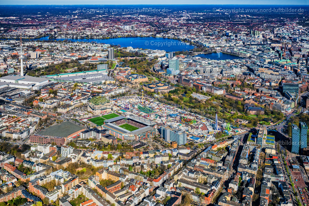 Hamburg_St_Pauli_Dom_Wallanlagen_Millerntor_Stadion_Bunker_Heiligengeistfeld_Alster_ELS_4219060425 | HAMBURG 06.04.2025 Parkanlage Planten un Blomen am Holstenwall in Hamburg. Im Vordergrund das Museum für Hamburgische Geschichte. // Park of Planten un Blomen at Holstenwall in Hamburg. In the foreground there is the museum of Hamburg history. Foto: Martin Elsen