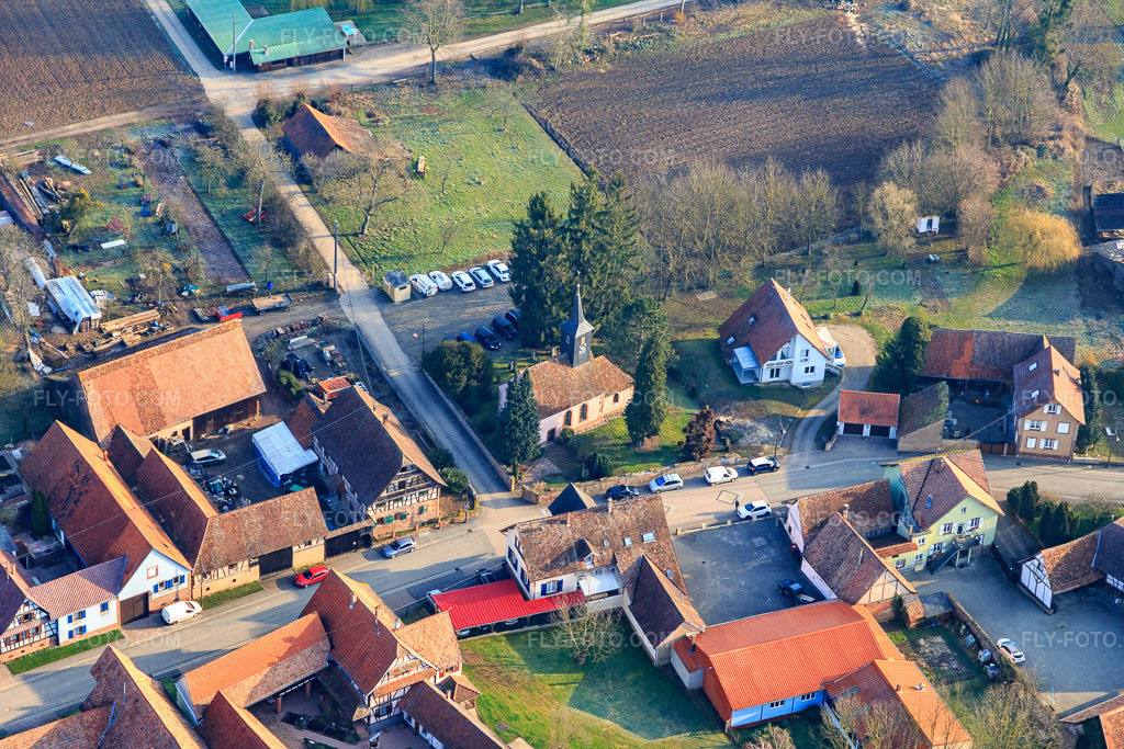 Aerial view: Eglise protestant luthérienne Geiswiller in Geiswiller in the state Bas-Rhin, France. – Photo: IMG_105345.jpg taken on 03/25/2018 by Werner Riehm/FLY-FOTO.com – Resolution of the original: 5472 x 3648 px