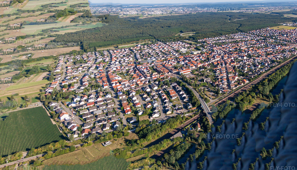 Luftbild: Panorama im Ortsteil Neudorf in Graben-Neudorf im Bundesland Baden-Württemberg in Deutschland. Foto: IMG_51820-Pano.jpg vom 18.08.2012 durch Werner Riehm/FLY-FOTO.deAuflösung des Originals: 9145 x 5259 px