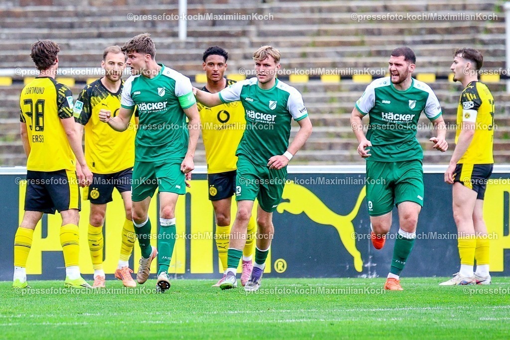 xsefx18042601016 | 18.04.2026, xsefx, Fußball, Regionalliga West, Borussia Dortmund II (U23) - SV Rödinghausen, 30. Spieltag, Stadion Rote Erde, Saison 2025 2026: Toschütze Maximilian Hippe schreit Freude raus. DFB regulations prohibit any use of photographs as image sequences and or quasi-video. Photo: xSabinexEffgenxPressefotoKochx