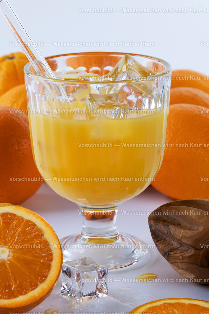 ein Glas mit frisch gepressten und eisgekühlten Orangensaft, umrahmt von frischen Orangen | ein Glas mit frisch gepressten und Eesgekühlten Orangensaft mit Glastrinhalm, umrahmt von frischen Orangen - Realisiert mit Pictrs.com