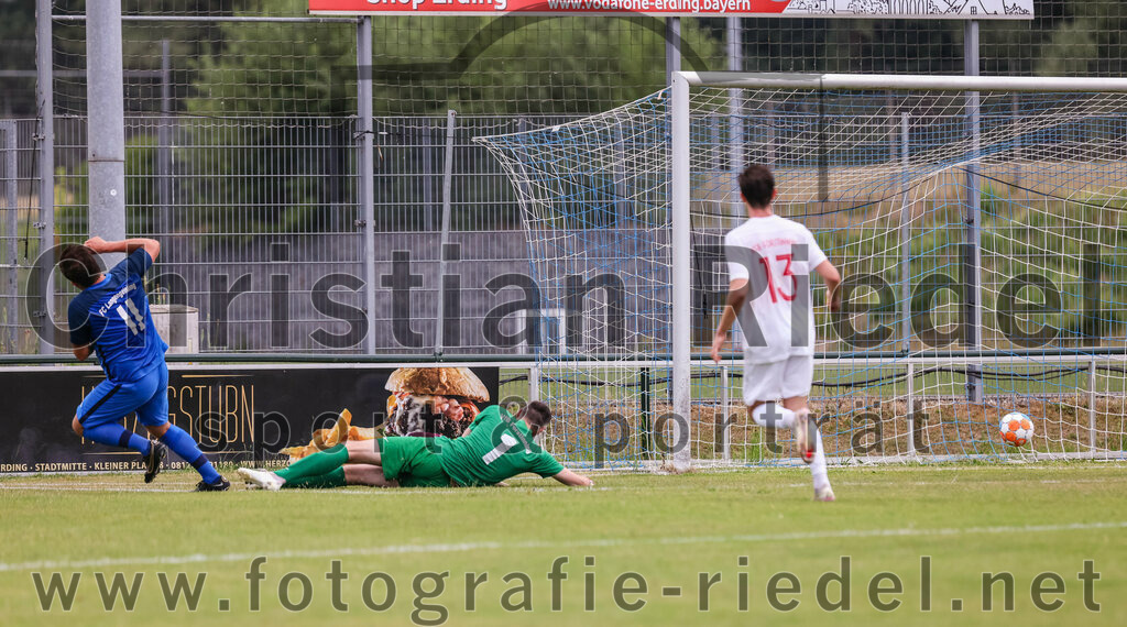 2023-06-30_111_FC_Langengeisling_gegen_VfB_Forstinning | Erding, Deutschland, 30.06.2023:
Fußball, Bezirksliga Oberbayern Ost 2023 / 2024, Testspiel, FC Langengeisling gegen VfB Forstinning, Endergebnis: 3:0

Florian Rupprecht (FC Langengeisling, #11), Torwart Marko Susac (VfB Forstinning, #1), Niklas Mayer (VfB Forstinning, #13)

Foto: Christian Riedel / fotografie-riedel.net