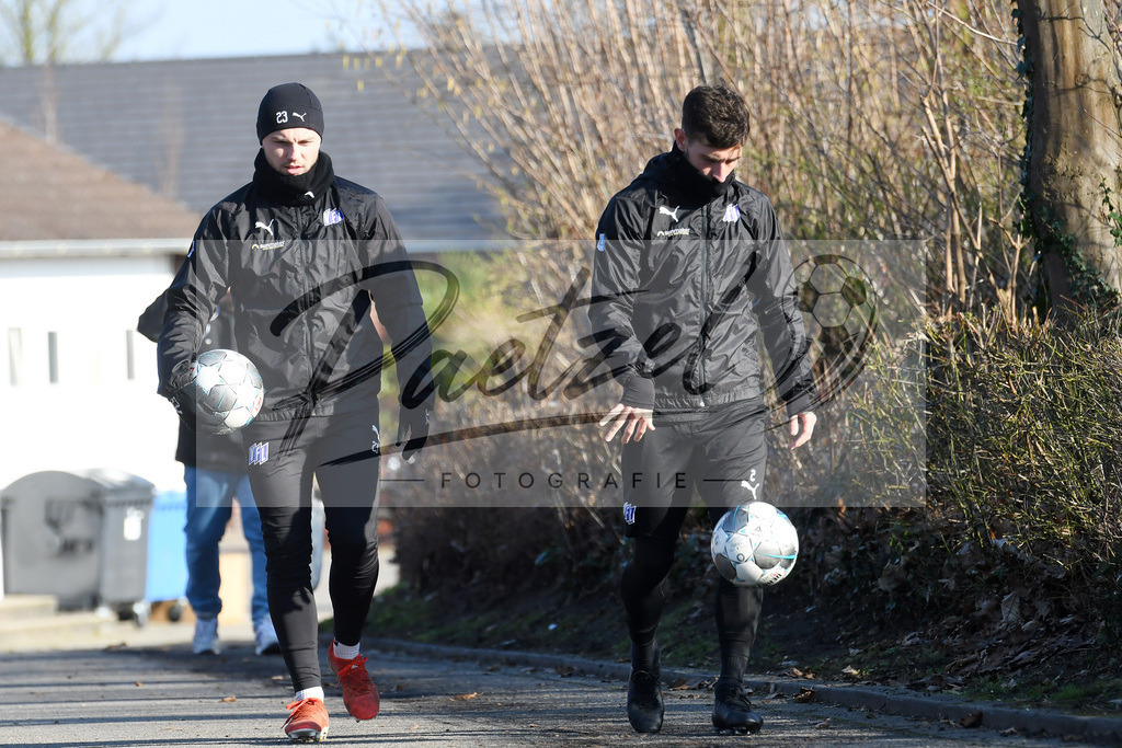 20200207_TRAOSN_0103 | Fußball, Herren: David Blacha (VfL Osnabrueck) und Manuel Farrona Pulido (VfL Osnabrueck) schauen waehrend der Trainingseinheit des VfL Osnabrueck im Sportpark Illoshoehe am 07.02.2020 in Osnabrueck, Deutschland. - Realisiert mit Pictrs.com