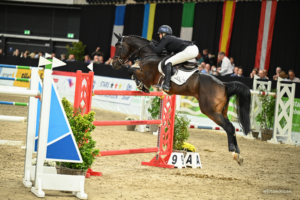 021125-19-065 | Foto Mhisen Pferdefotografie#, Reitturnier Frankfurt#  #Dressur und Springen
#Profi Pferdefotograf Reitturnier Fotograf 
#Sport Horses Photographer 
#equestrain photographer - Realisiert mit Pictrs.com