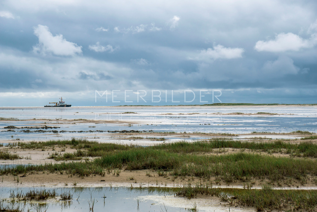 Nordsee // Flut auf dem Kniep - Schiff im Hintergrund | Gestalten Sie Ihr Zuhause mit einzigartigen Bildern von Ostsee u. Nordsee – als Leinwandbild, Acryl, Alu-Dibond oder FineArt Hahnemühle, individuell anpassbar.