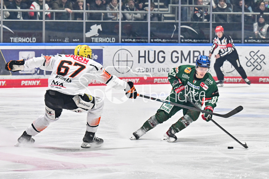 Augsburger Panther - Löwen Frankfurt | AUGSBURG, GERMANY - 16. JANUARY: im Duell Matthew WEDMAN (Löwen Frankfurt 67) und Sebastian ZWICKL (Augsburger Panther 83) während dem Match zwischen den Augsburger Panthern und den Löwen Frankfurt am 40. Spieltag der penny DEL im Curt Frenzel Stadion
