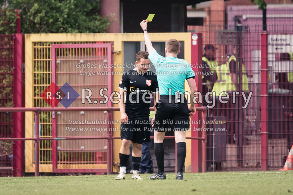 RS-1-045909 | Alexander Roppelt (Schiedsrichter) zeigt Vladislav Cherny (#15, Havelse) die gelbe Karte.