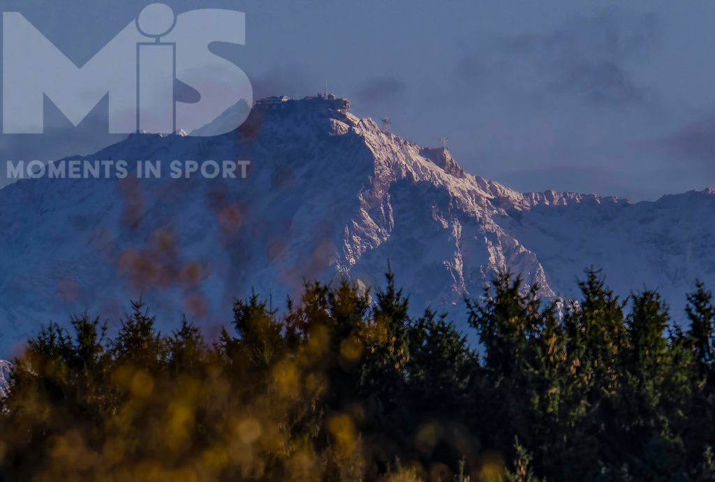 mis180220bf14.JPG | 07.11.2022,  Bergpanorama im Allgäu, vom Standpunk Bad Wörishofen aus. Die Abendsonne beleuchtet die Zugspitze, den höchsten Berg Deutschlands, man sieht die Bergbahn und bereits Schnee auf den Felsen. - Realisiert mit Pictrs.com