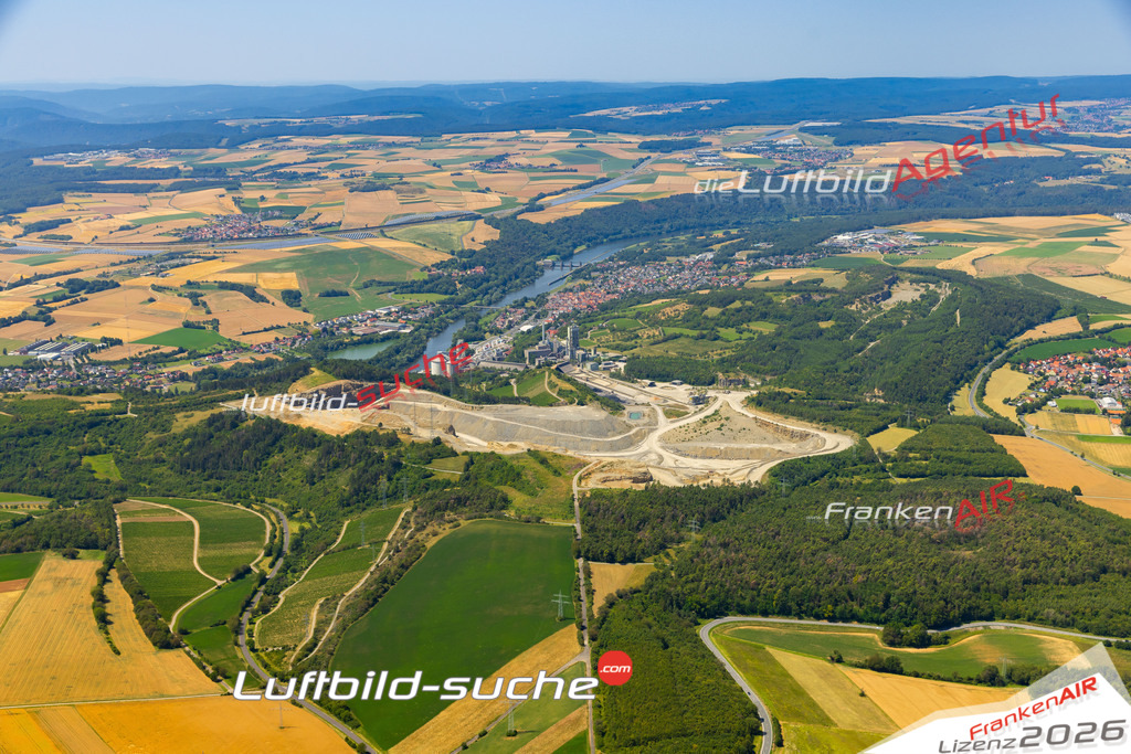 Das Luftbild zeigt : Lengfurt Triefenstein - Die Luftaufnahme wurde 2023 vom UL-Flugzeug aus erstellt ( keine Drohne ) - Hochauflösende Luftaufnahme - Für grossformatige Ausdrucke geeignet. Die Geschenkidee !Mit Lizenz und Bildrechte bestellbar