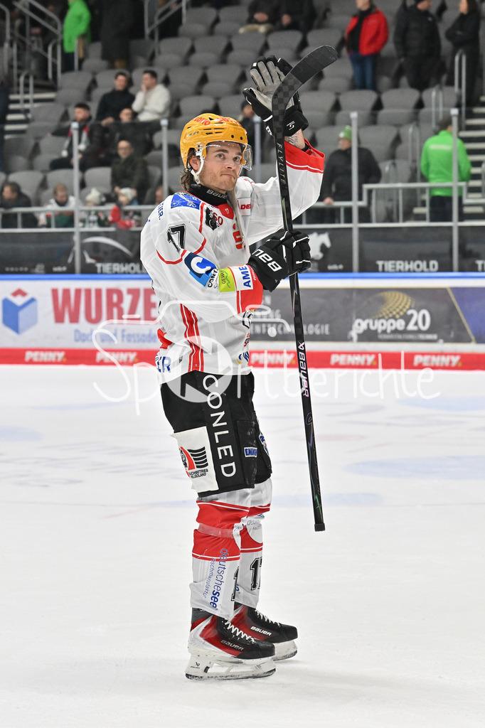 Augsburger Panther - Fischtown Bremerhaven | AUGSBURG, GERMANY - 25. JANUARY: die Spieler der Gäste bedanken bei den mitgereisten Fans nach dem 2-1 Auswärtssieg in Augsburg nach dem Match zwischen den Augsburger Panthern und den Fischtown Pinguins am 43. Spieltag der Penny DEL im Curt Frenzel Stadion  - Ludwig BYSTRÖM (Fischtwon Pinguins 17)
