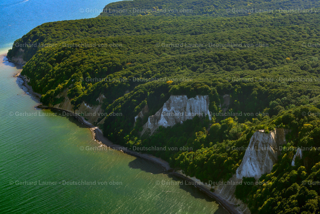 3637927 | LOHME 25.08.2016 Felsen- Küsten- Landschaft an der Steilküste - Kreidefelsen Königstuhl - in Lohme im Bundesland Mecklenburg-Vorpommern, Deutschland. Weiterführende Informationen bei: Nationalpark-Zentrum KÖNIGSSTUHL Sassnitz gemeinnützige GmbH. // Rock Coastline on the cliffs - Kreidefelsen Koenigstuhl - in Lohme in the state Mecklenburg - Western Pomerania, Germany. Further information at: Nationalpark-Zentrum KOeNIGSSTUHL Sassnitz gemeinnuetzige GmbH. Foto: Gerhard Launer